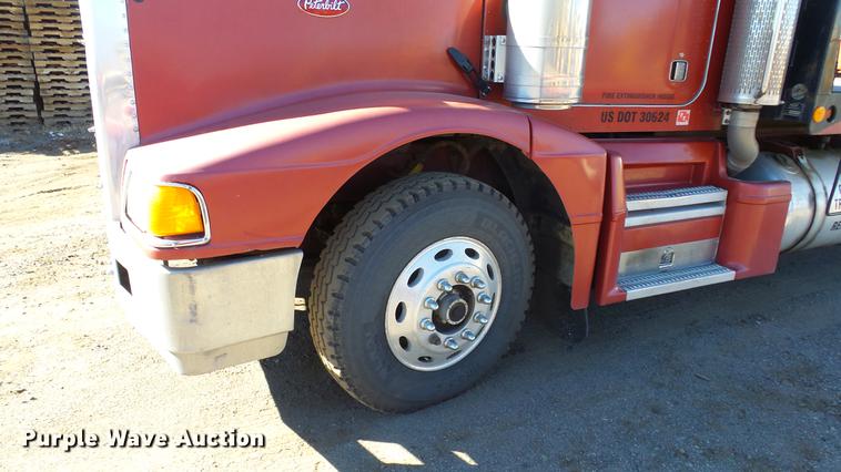 image for item DG2754 1989 Peterbilt 377 rollback truck