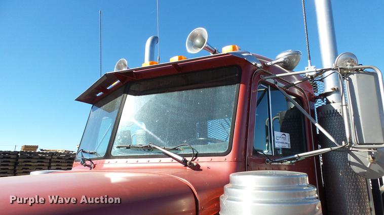 image for item DG2754 1989 Peterbilt 377 rollback truck