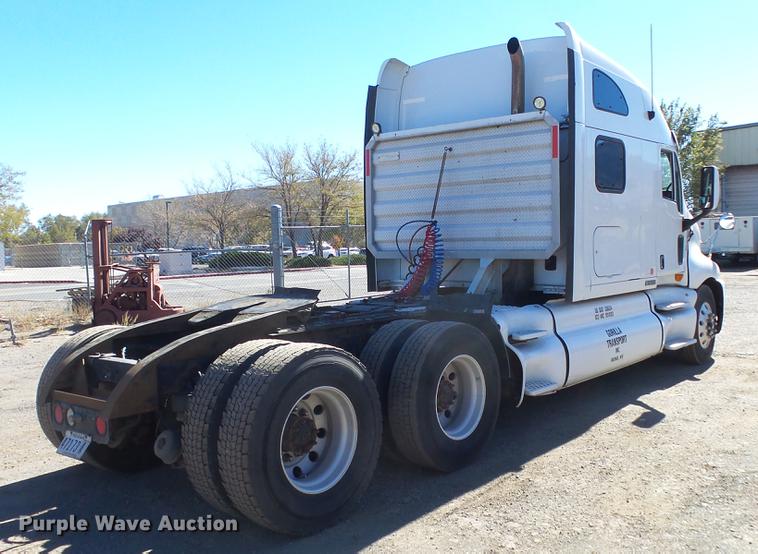 2000 Kenworth T2000 semi truck in Reno, NV Item DG2755 sold Purple Wave