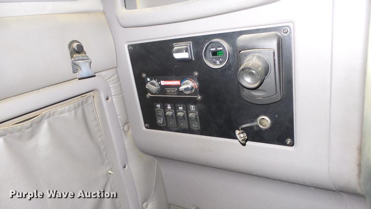 image for item DG2755 2000 Kenworth T2000 semi truck