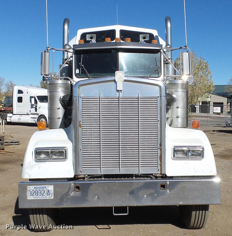 1993 Kenworth W900 semi truck in Reno, NV Item DG2756 sold Purple Wave