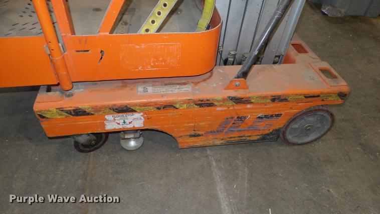 image for item FI9303 2000 JLG 15SP vertical lift