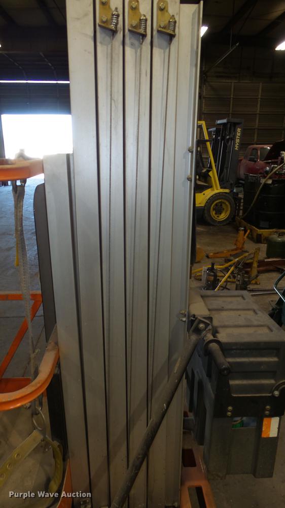 image for item FI9303 2000 JLG 15SP vertical lift