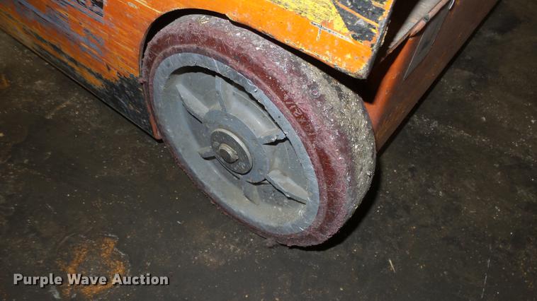 image for item FI9303 2000 JLG 15SP vertical lift