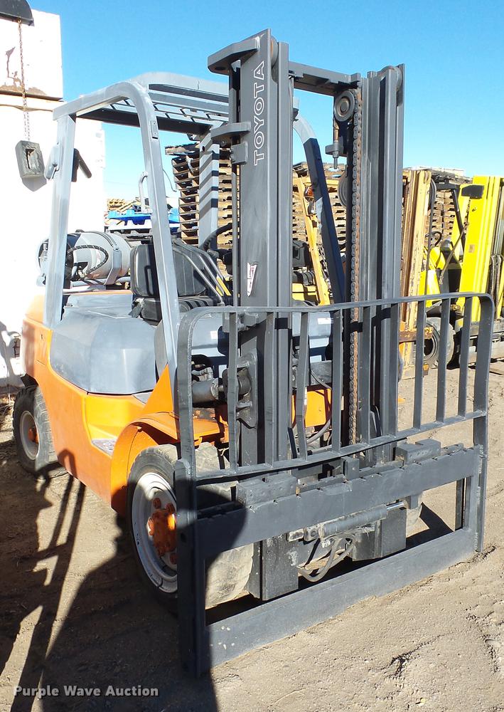 image for item FQ9255 2003 Toyota 7FGU30 forklift
