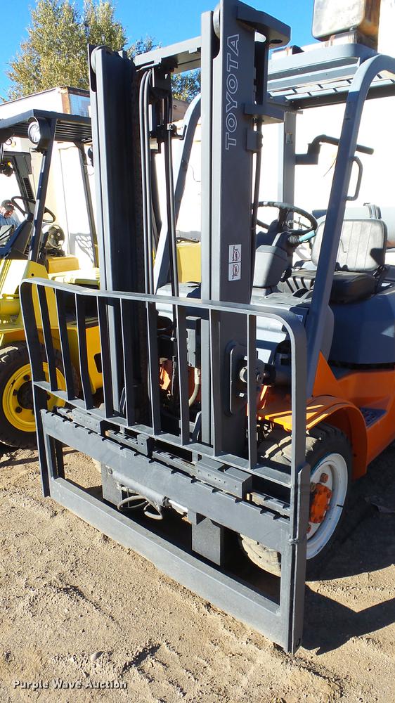 image for item FQ9255 2003 Toyota 7FGU30 forklift