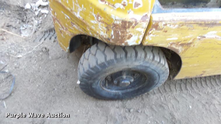 image for item FQ9271 Toyota forklift