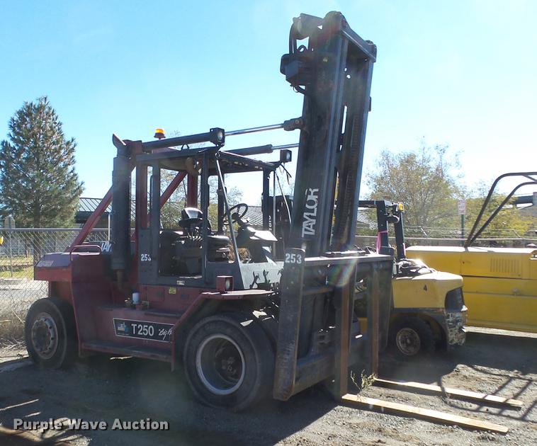 image for item FQ9298 2004 Taylor T250S forklift
