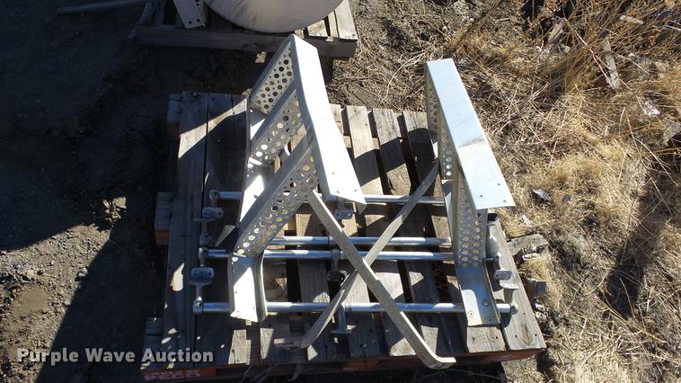 image for item FQ9417 (2) Freightliner saddle fuel tanks