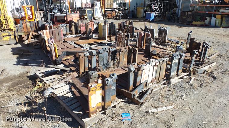 image for item FQ9418 Approximately 175 sets of forks