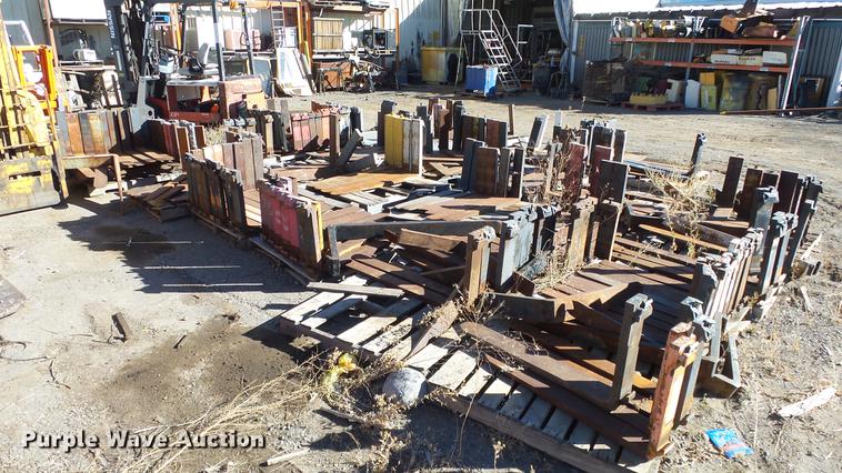 image for item FQ9418 Approximately 175 sets of forks