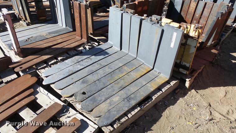 image for item FQ9418 Approximately 175 sets of forks