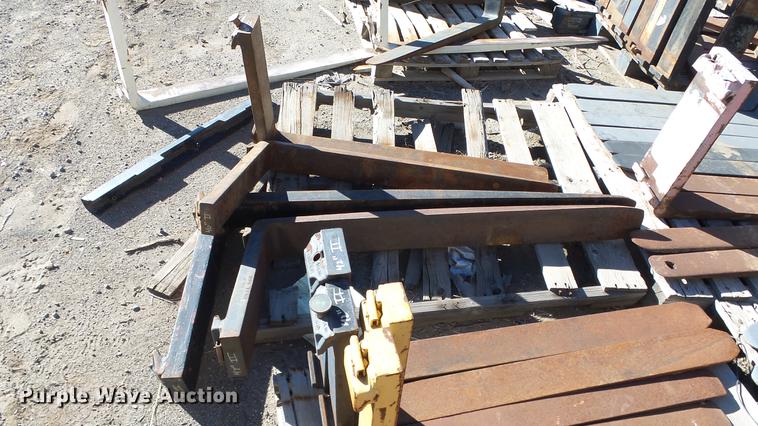 image for item FQ9418 Approximately 175 sets of forks