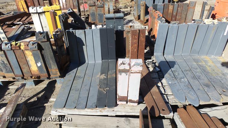 image for item FQ9418 Approximately 175 sets of forks