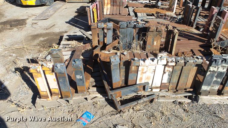 image for item FQ9418 Approximately 175 sets of forks