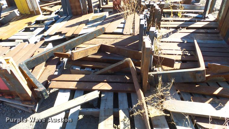 image for item FQ9418 Approximately 175 sets of forks