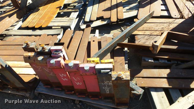 image for item FQ9418 Approximately 175 sets of forks