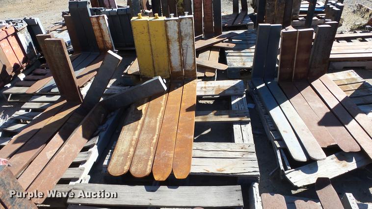 image for item FQ9418 Approximately 175 sets of forks