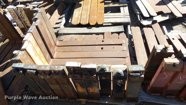 image for item FQ9418 Approximately 175 sets of forks