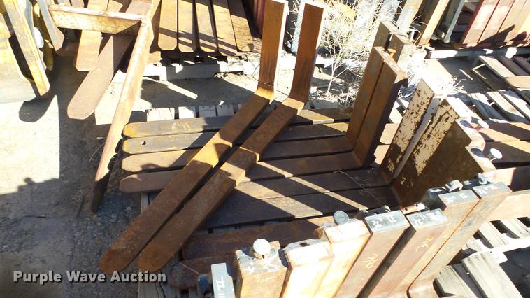 image for item FQ9418 Approximately 175 sets of forks