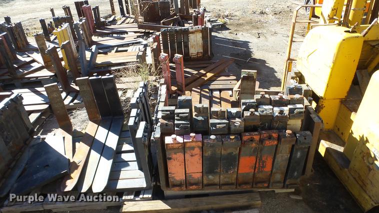 image for item FQ9418 Approximately 175 sets of forks