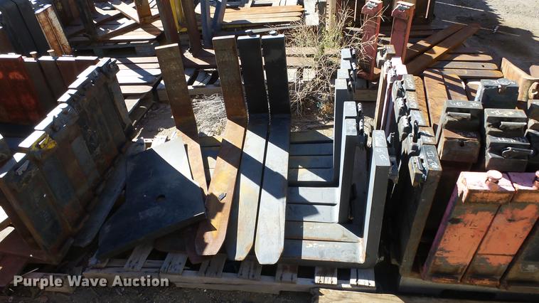 image for item FQ9418 Approximately 175 sets of forks