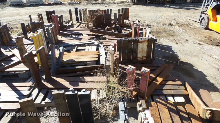 image for item FQ9418 Approximately 175 sets of forks