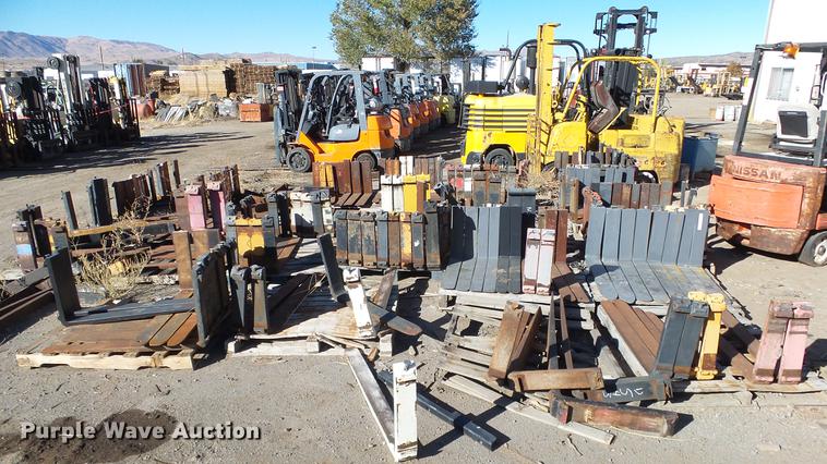 image for item FQ9418 Approximately 175 sets of forks