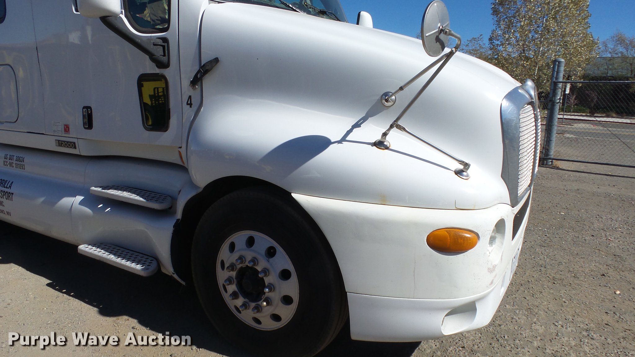 2000 Kenworth T2000 semi truck in Reno, NV Item DG2755 sold Purple Wave