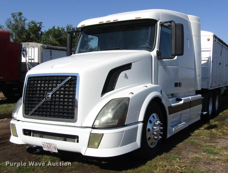 image for item DB4758 2005 Volvo VNL semi truck