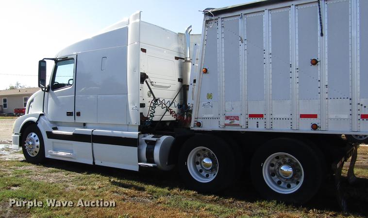 image for item DB4758 2005 Volvo VNL semi truck