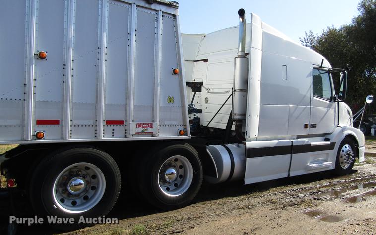 image for item DB4758 2005 Volvo VNL semi truck