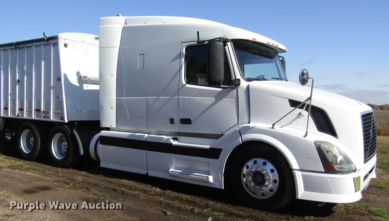 image for item DB4758 2005 Volvo VNL semi truck