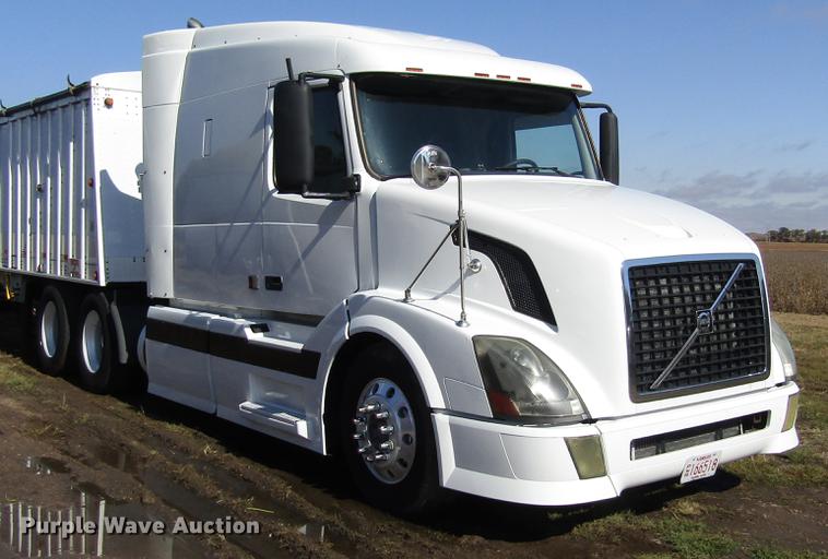 image for item DB4758 2005 Volvo VNL semi truck