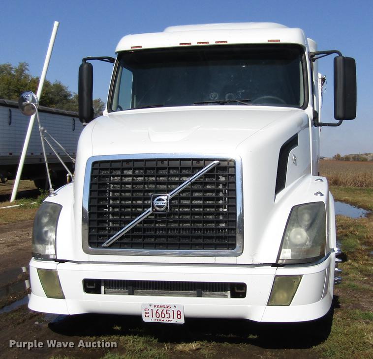 image for item DB4758 2005 Volvo VNL semi truck