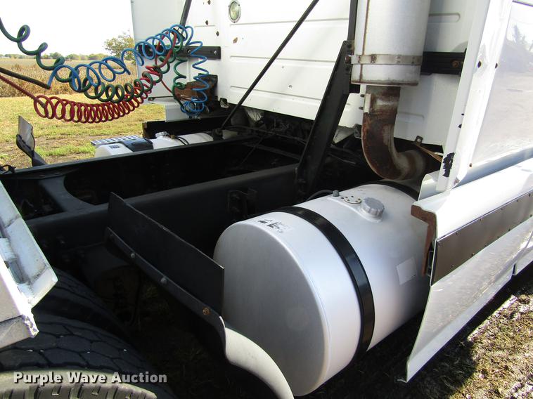 image for item DB4758 2005 Volvo VNL semi truck