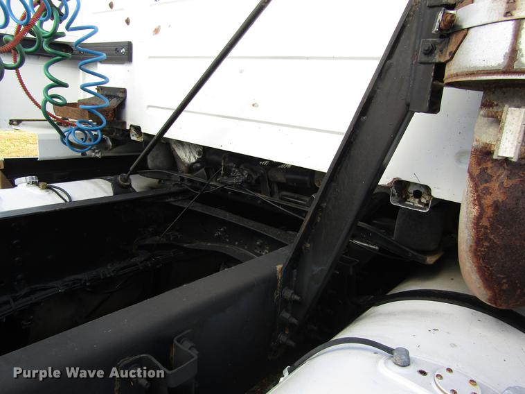 image for item DB4758 2005 Volvo VNL semi truck