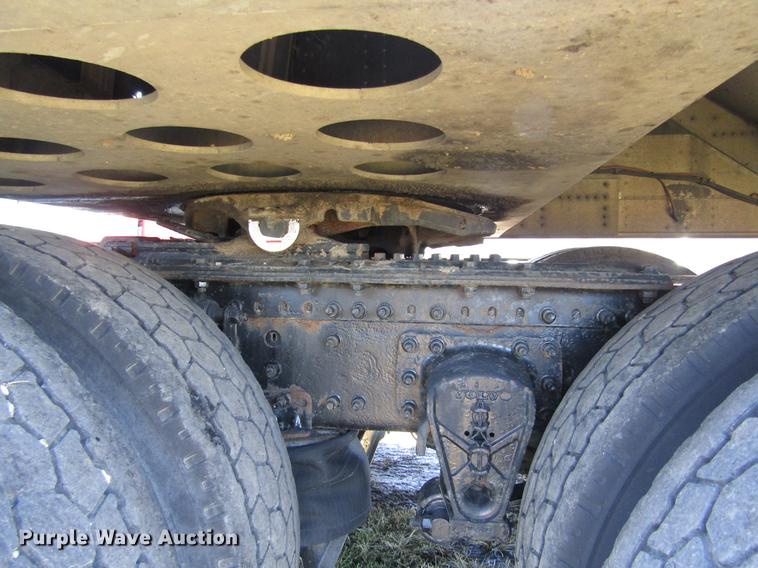 image for item DB4758 2005 Volvo VNL semi truck