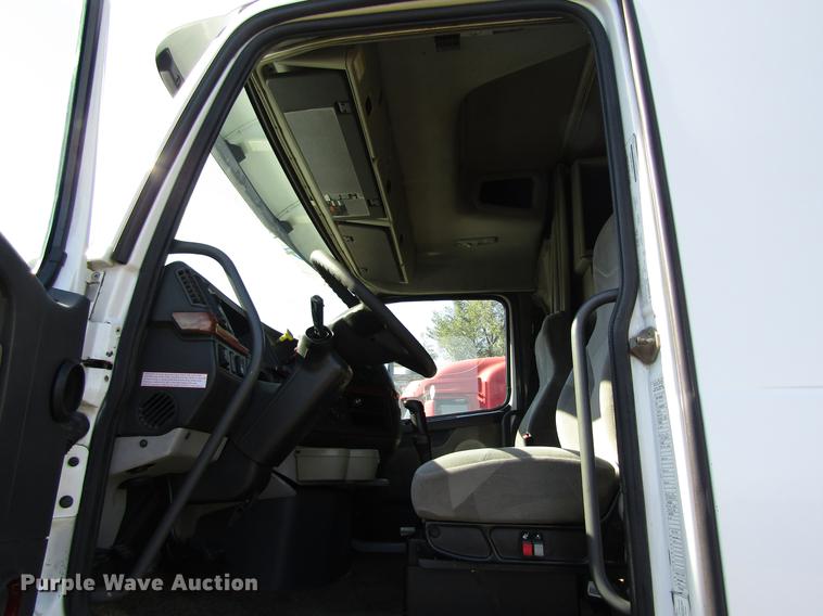 image for item DB4758 2005 Volvo VNL semi truck