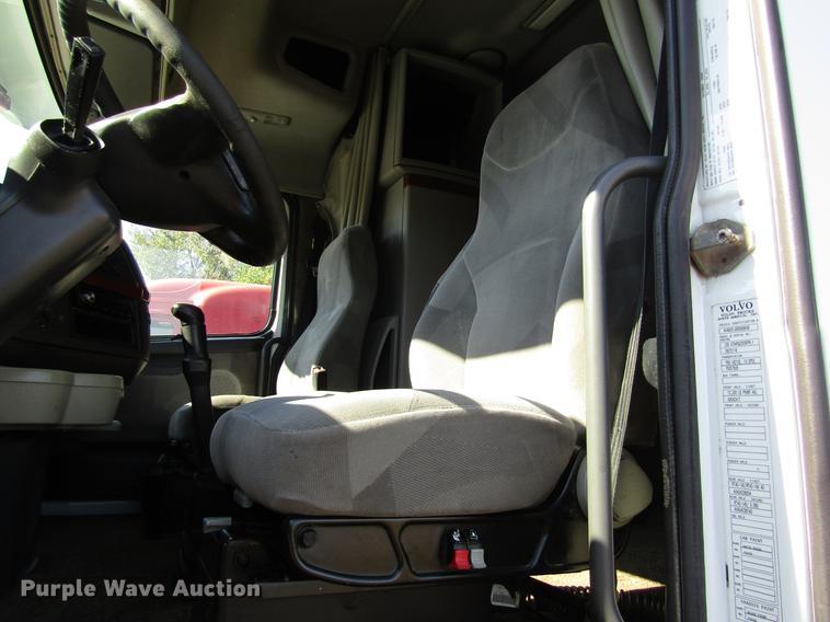 image for item DB4758 2005 Volvo VNL semi truck