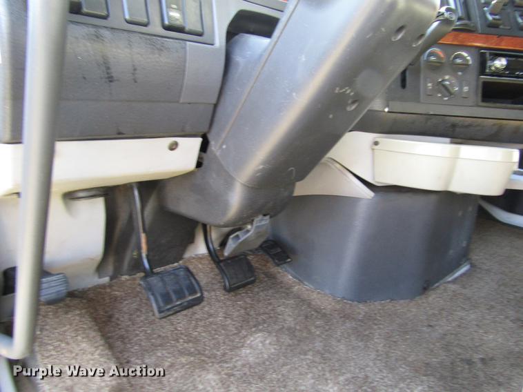 image for item DB4758 2005 Volvo VNL semi truck