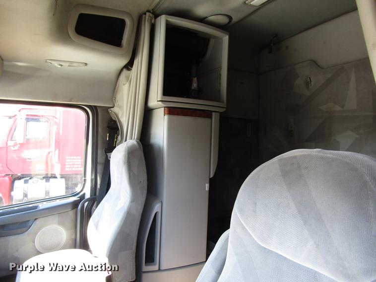 image for item DB4758 2005 Volvo VNL semi truck