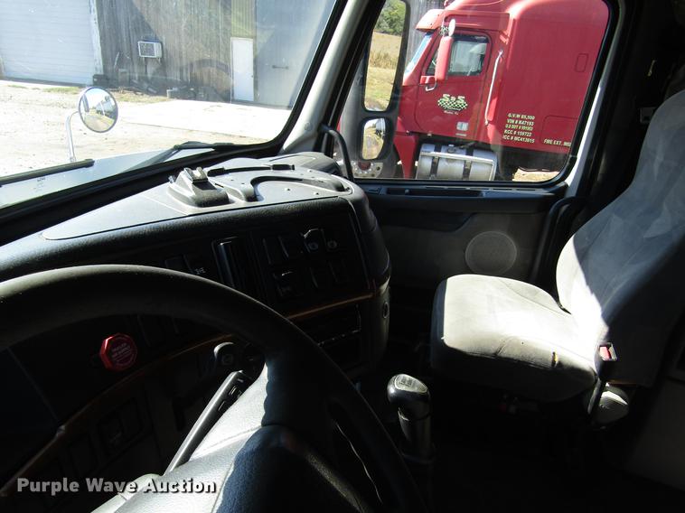 image for item DB4758 2005 Volvo VNL semi truck