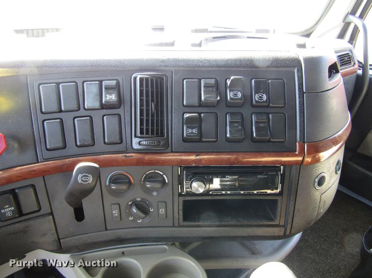 image for item DB4758 2005 Volvo VNL semi truck