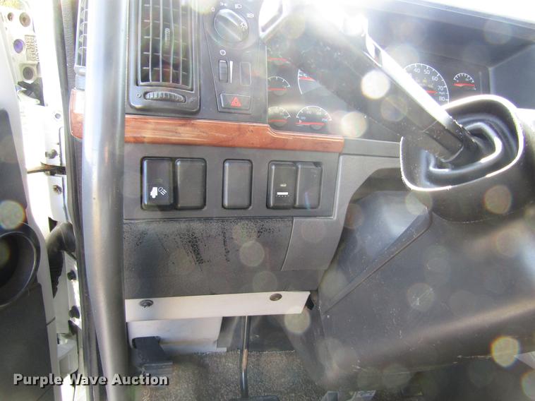 image for item DB4758 2005 Volvo VNL semi truck