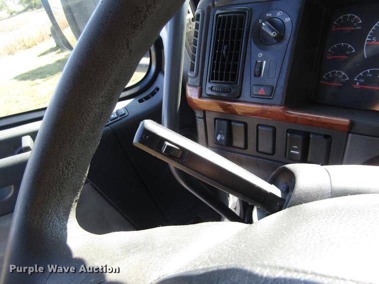 image for item DB4758 2005 Volvo VNL semi truck