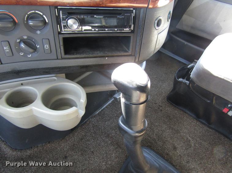 image for item DB4758 2005 Volvo VNL semi truck