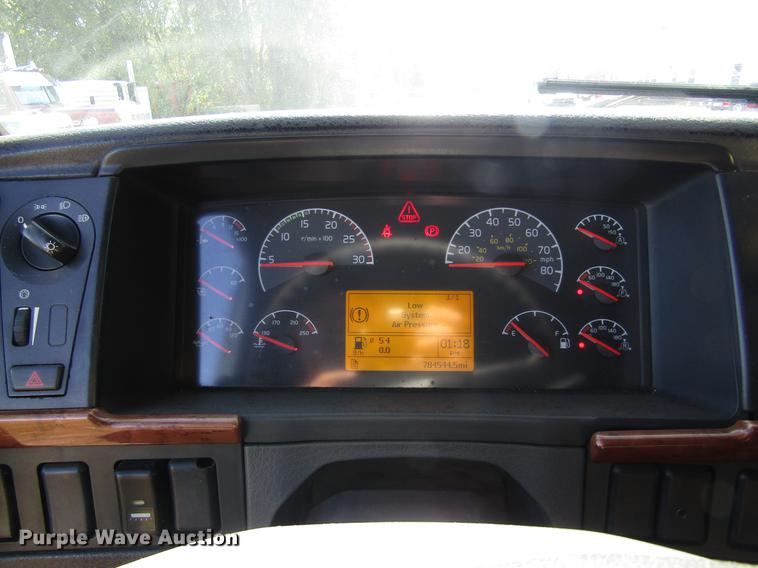 image for item DB4758 2005 Volvo VNL semi truck