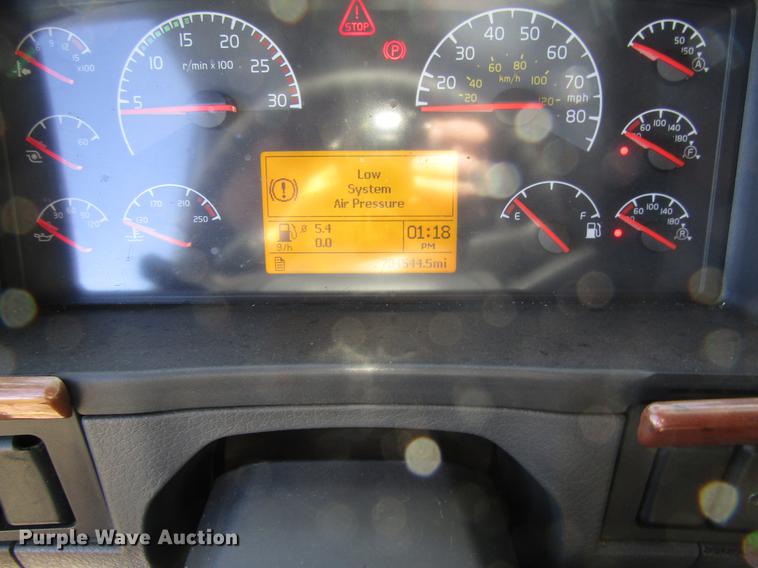 image for item DB4758 2005 Volvo VNL semi truck