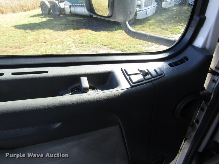 image for item DB4758 2005 Volvo VNL semi truck